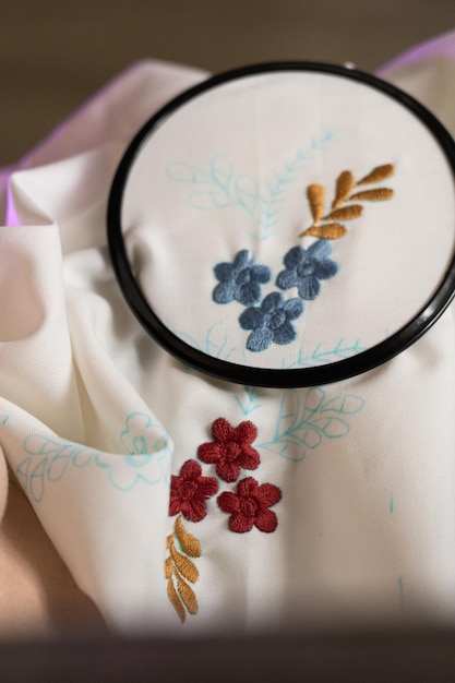 haft na tkaninie z kwiatowym motywem